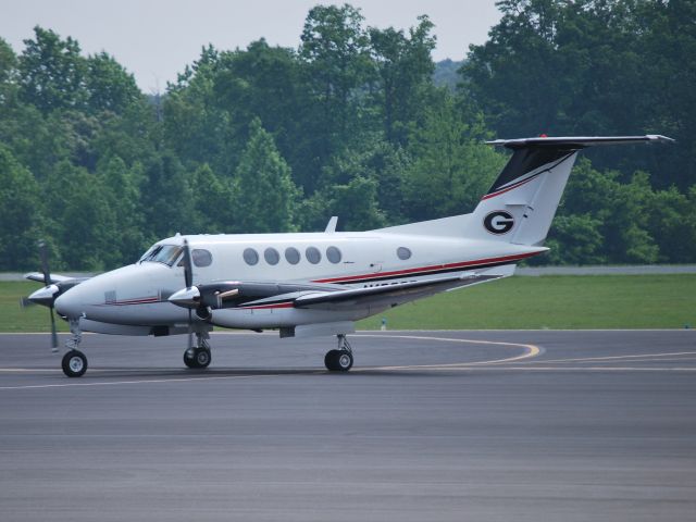 Beechcraft Super King Air 200 (N106GB) - UNIVERSITY OF GEORGIA ATHLETIC ASSN INC (First Flying Squadron "Jawja") arriving for a quick recruiting stop at KJQF - 5/21/13