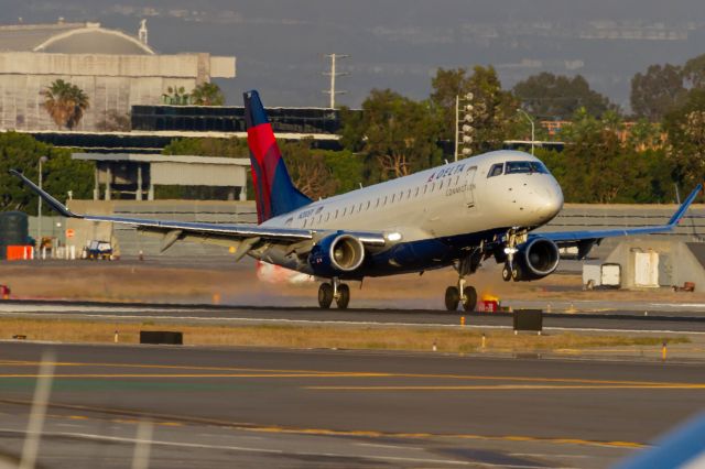 Embraer 175 (N280SY)