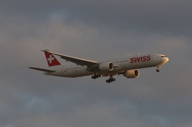 BOEING 777-300ER (HB-JND)