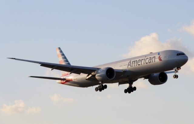 BOEING 777-300ER (N729AN)