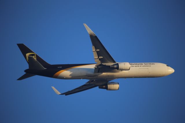 BOEING 767-300 (N323UP)