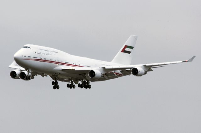 Boeing 747-200 (A6-COM)