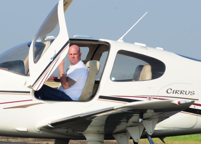 Cirrus SR-22 (N8140V) - Chris at the compass rose