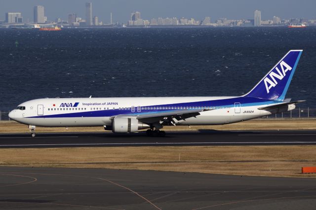 BOEING 767-300 (JA8324)