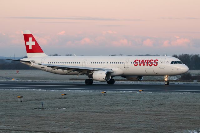 Airbus A321 (HB-IOK) - SWR390 arriving from Zurich