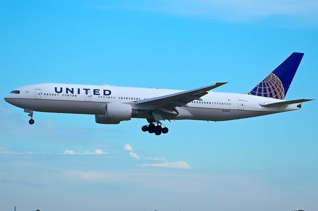Boeing 777-200 (N784UA)