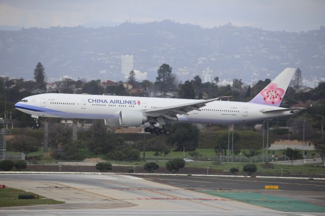 BOEING 777-300ER (B-18002)