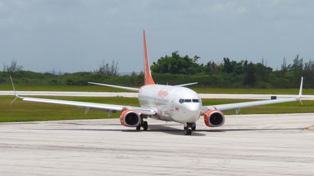 Boeing 737-800 (C-GBZS)