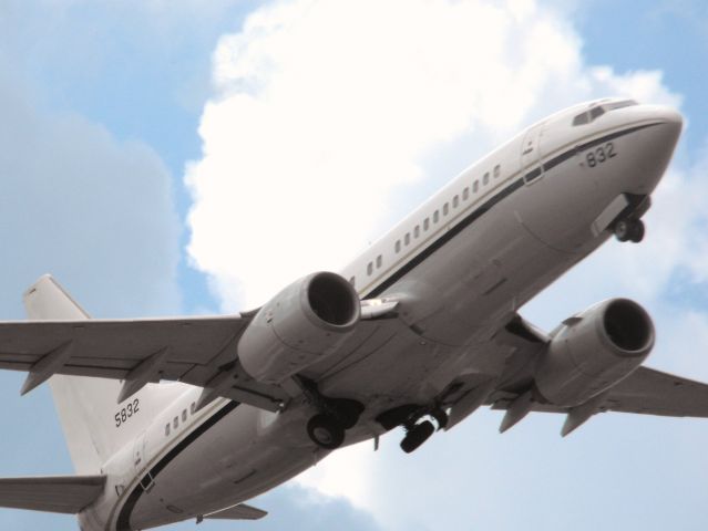 Boeing 737-700 (16-5832) - A USN C-40 Clipper climbing out RWY 9 in Tally.