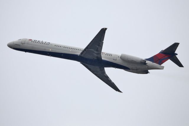 McDonnell Douglas MD-88 (N966DL) - N966DL at the start of a week going to Orlando and back from JFK.  Here departing as DAL2820.