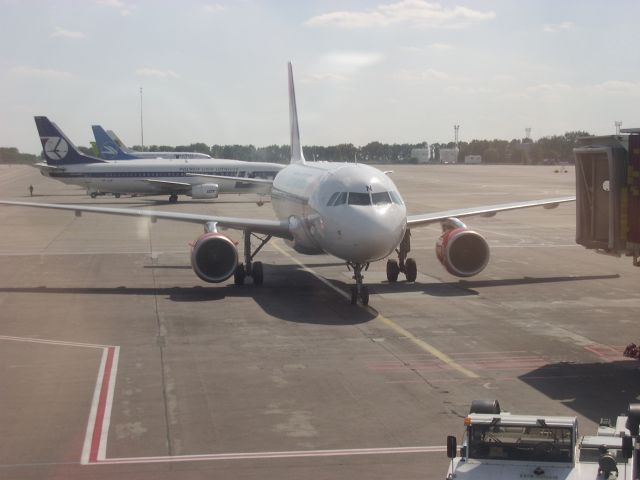 Airbus A320 (D-KNEN) - Waiting for a flight to Beijing and got this photo...