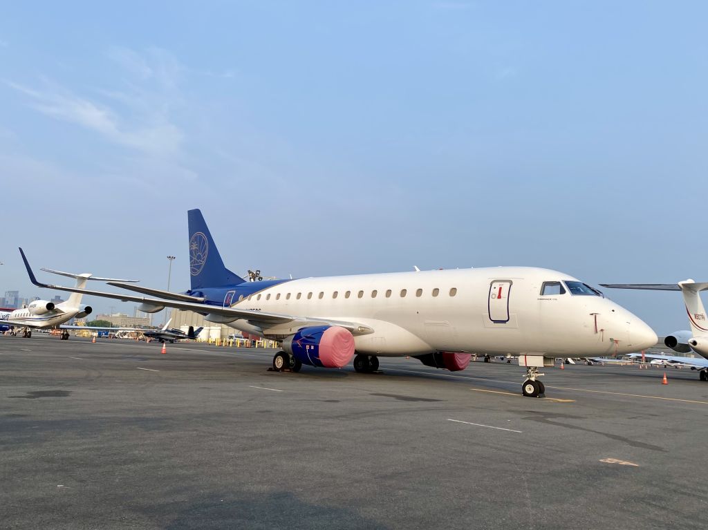 Embraer 170/175 (N175RS) - Downtown 175