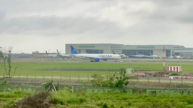 Boeing 777-200 (N229UA)