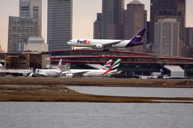 BOEING 767-300 (N155FE)