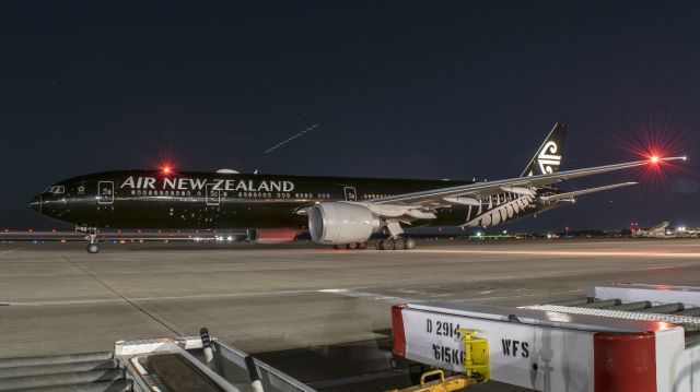 BOEING 777-300ER (ZK-OKQ) - Air New Zealand B777-300ER waiting for taxi after pushback.