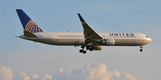 BOEING 767-300 (N668UA)