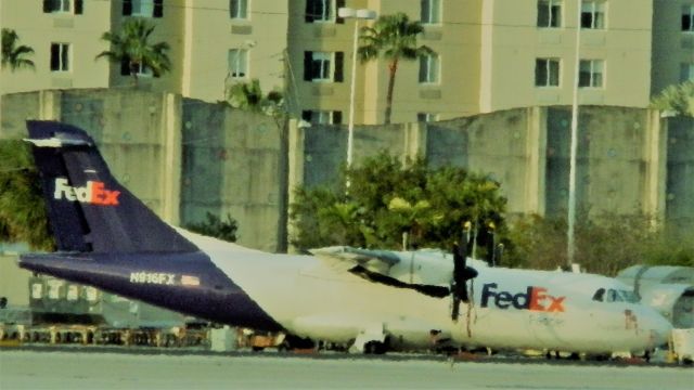 Aerospatiale ATR-42-300 (N916FX)