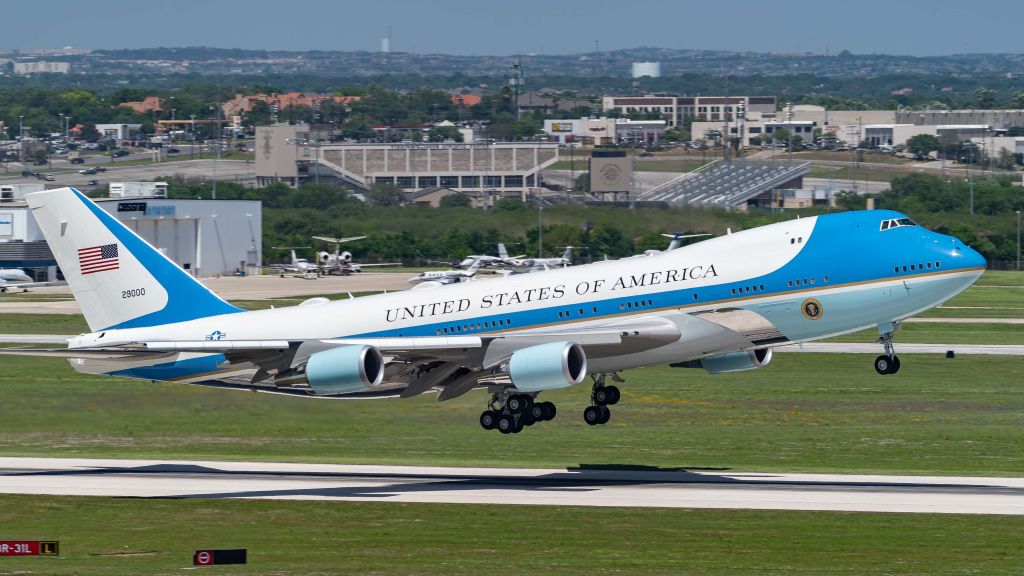 Boeing 747-200 (92-9000) - 4/10/19