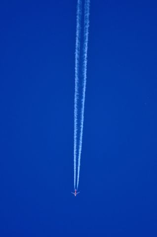 — — - UNMISTACABLE, Unforgivable! This is how a Commercial Aircraft (a B-737, much smaller then a B-777) looks flying at 33,000 ft!