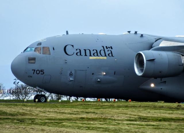 Boeing Globemaster III (17-7705) - Departing runway 25 to the Middle East