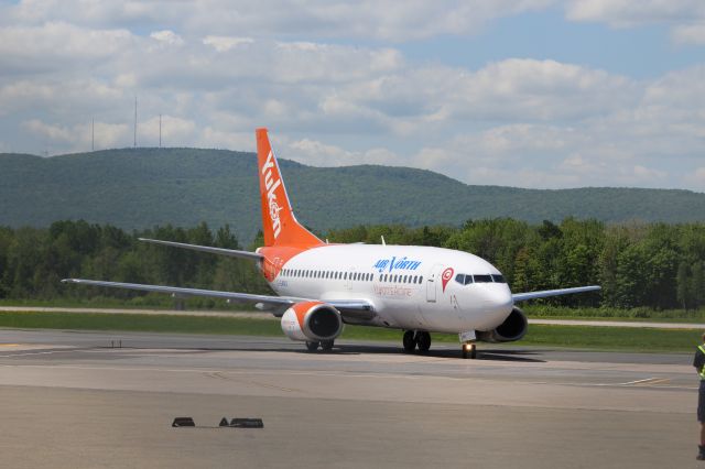 Boeing 737-500 (C-GANU)