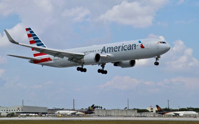 BOEING 767-300 (N384AA)