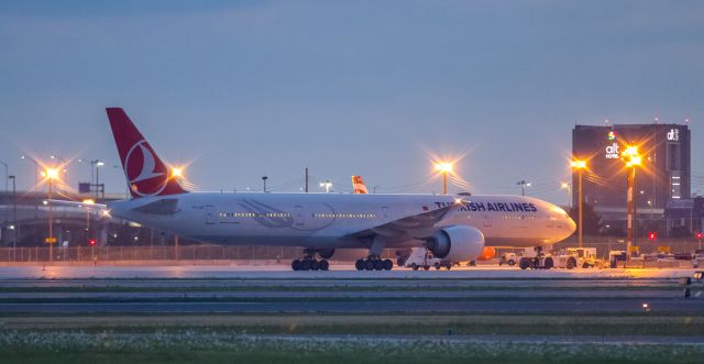 BOEING 777-300 (TC-JJJ)