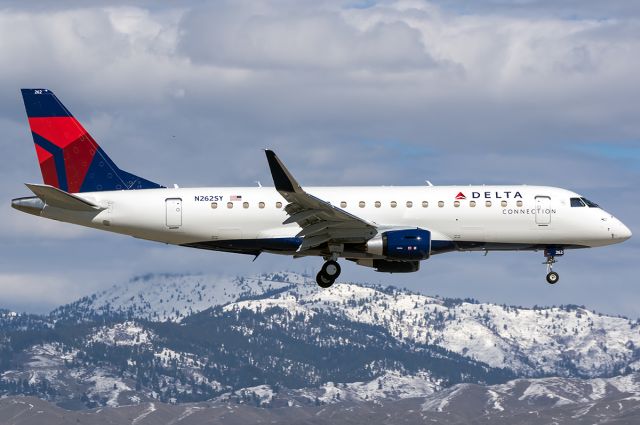 Embraer 175 (N262SY) - The first E-175 SC (Special Configuration). The SC has 70 seats, unlike the normal 175 with 76 seats. This is so it can operate in the CRJ-700 market. Full quality photo --> a rel=nofollow href=http://www.airliners.net/photo/Delta-Connection-SkyWest-Airlines/Embraer-175SC-ERJ-170-200SC/4896135http://www.airliners.net/photo/Delta-Connection-SkyWest-Airlines/Embraer-175SC-ERJ-170-200SC/4896135/a