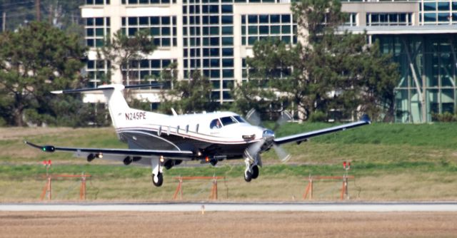 Pilatus PC-12 (N245PE) - Fighting a cross wind