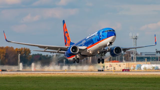 Boeing 737-800 (N823SY)