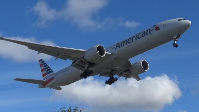BOEING 777-300ER (N731AN) - Would love to see a Boeing 777-300ER in the old chrome livery...