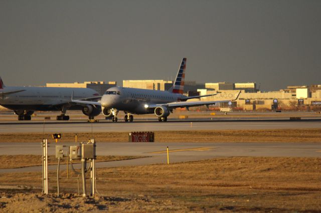 Embraer 170/175 (N418YX)