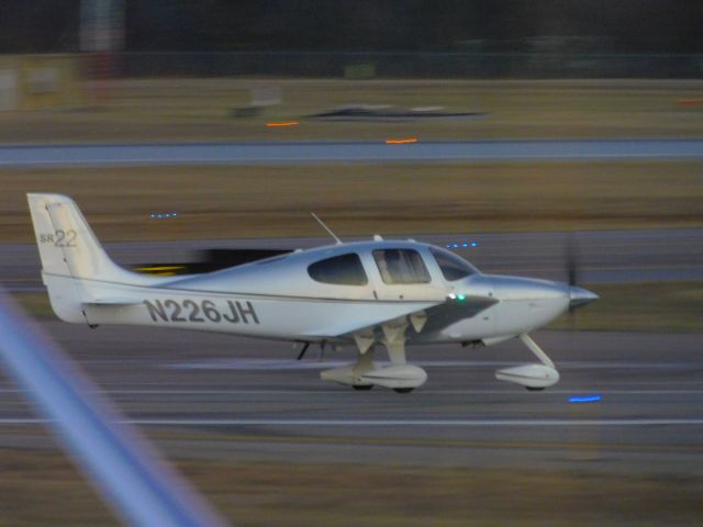 Cirrus SR-22 (N226JH) - Landing @ BTV PM 29th November 2017.