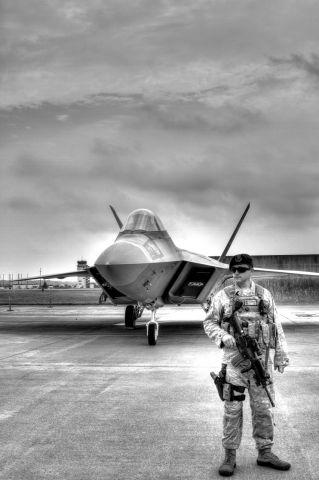 Lockheed F-22 Raptor —