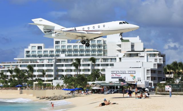 Dassault Falcon 20 (N78MB) - N78MB making it look easy over the beach.