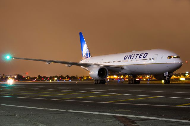 Boeing 777-200 (N781UA)