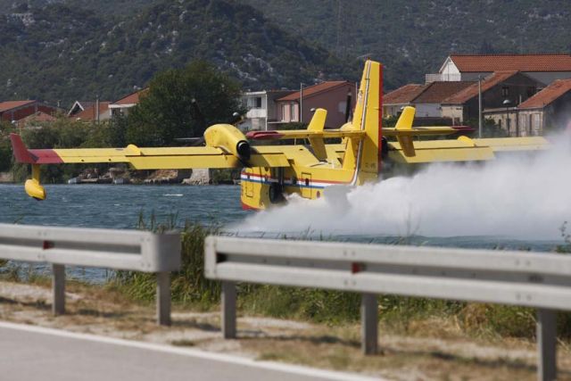 Canadair CL-41 Tutor (9A-CAI) - CanadAir CL-415 SuperScooper s/n 866 (Croatian AirForce / HRZ) during difficult firefighting mission in Dubrovnik-Neretva county, Croatia, on 11 Aug 2012