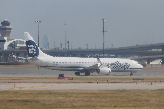 Boeing 737-700 (N477AS)