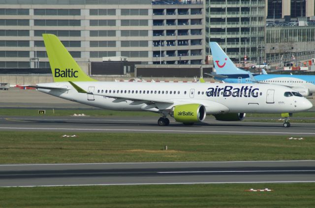 Airbus A220-300 (YL-AAO)