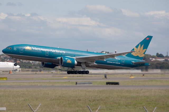 Boeing 777-200 (VN-A147) - 10 OCT 2010