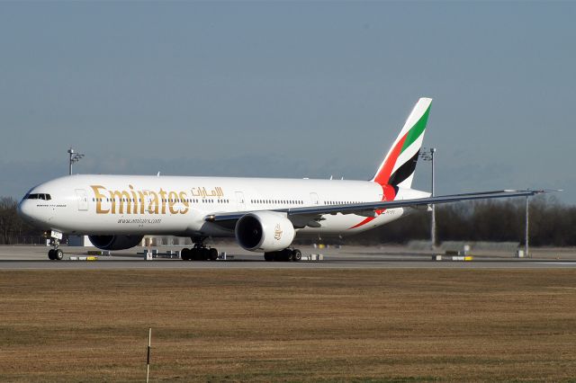 BOEING 777-300 (A6-EPC)