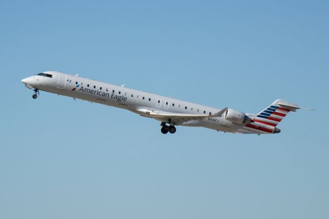 Canadair Regional Jet CRJ-900 (N916FJ)