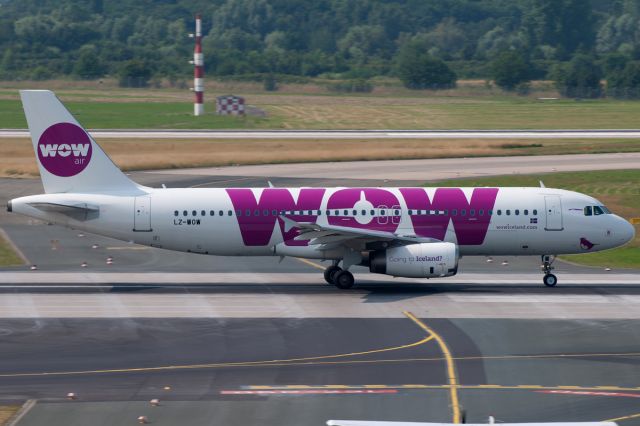 Airbus A320 (LZ-WOW)