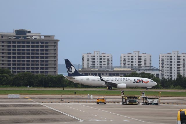 Boeing 737-800 (B-5781)