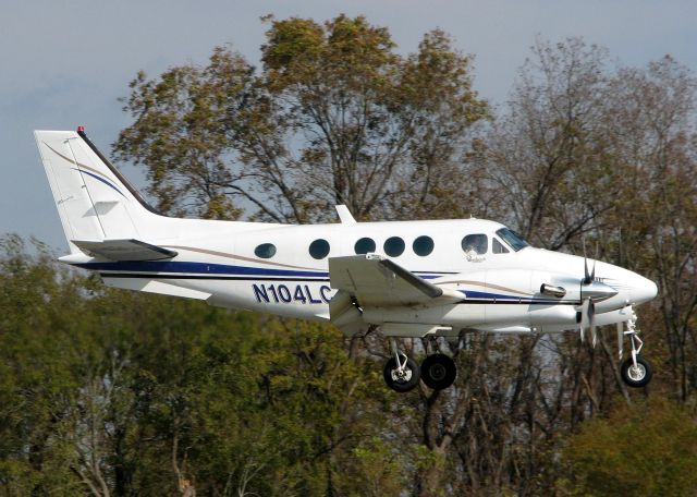 Beechcraft King Air 90 (N104LC) - Landing on 14 at Downtown Shreveport.