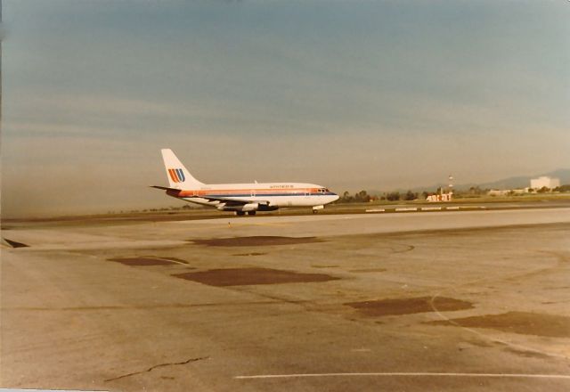 Boeing 737-700 — - United B-737 ready for take off at KLAX spring 1977