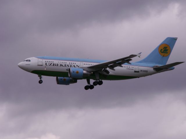 Airbus A310 (UK-31001) - A310-300 UK-31001 der Uzbekistan Airways im Landeanflug auf FRA. Foto vom 30.06.2007.