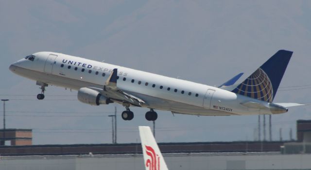 Embraer 175 (N124SY)