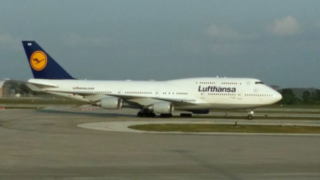 Boeing 747-400 (D-ABVM)