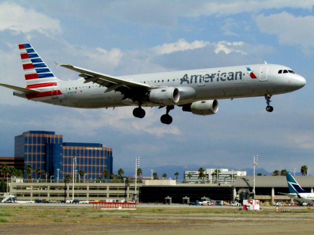 Airbus A321 (N196UW) - Landing RWY 20R 